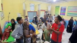 Suasana di IGD Puskesmas Simpang Mamplam dipadati pasien korban MBG, Jum'at (27/2) dini hari