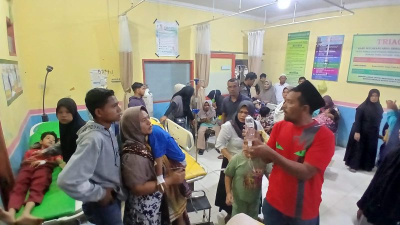 Suasana di IGD Puskesmas Simpang Mamplam dipadati pasien korban MBG, Jum'at (27/2) dini hari
