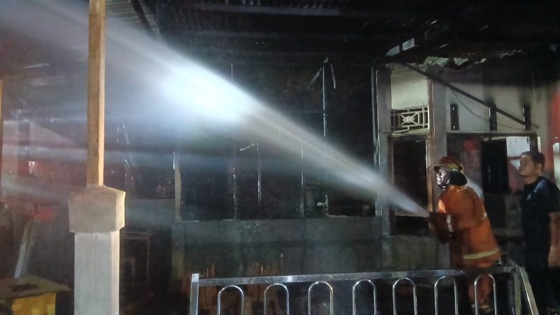 Petugas Damkar Pemkab Bireuen menyiram rumah milik Zulkifli (60) warga Gampong Cot Geulumpang Tunong, Kecamatan Jeunieb terbakar, Selasa (24/2) malam
