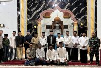 Bupati Bireuen, H Mukhlis ST foto bersama warga disela kunjungan Safari Ramadhan di Mesjid Al Ikhlas Alue Krueb, Senin (23/2)