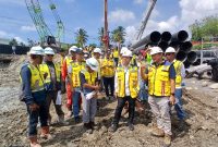 Dirjen Bina Marga Kementerian Pekerjaan Umum Republik Indonesia, Ir Roy Rizali Anwar ST MT meninjau proses pekerjaan pembangunan jembatan duplikasi Teupin Mane, Sabtu (28/2)