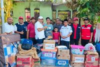 Bupati Bireuen, H Mukhlis ST dan Ketua PMI Bireuen, Edi Obama menyerahkan bantuan kepada dua anak yatim piatu yang menjadi korban kebakaran di Gampong Cot Rabo Tunong, Kamis (26/3)