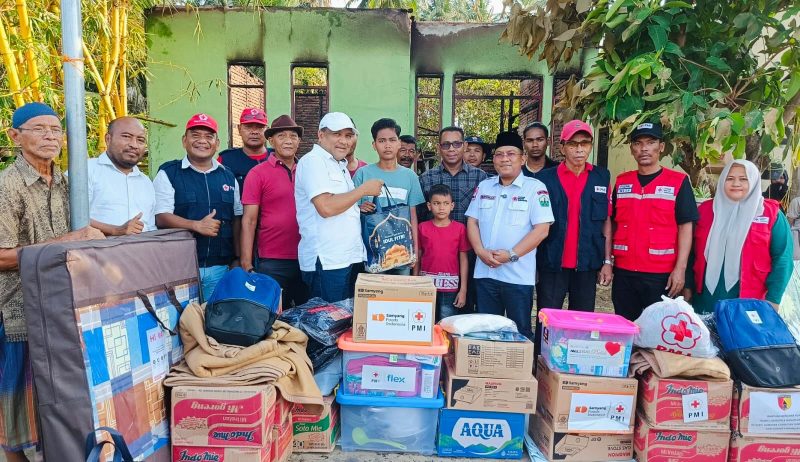 Bupati Bireuen, H Mukhlis ST dan Ketua PMI Bireuen, Edi Obama menyerahkan bantuan kepada dua anak yatim piatu yang menjadi korban kebakaran di Gampong Cot Rabo Tunong, Kamis (26/3)