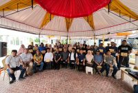 Bupati Bireuen, Ir Mukhlis ST bersama ahli waris korban banjir penerima santunan kematian di Gazebo pendopo, Sabtu (14/3)