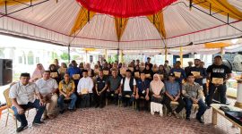 Bupati Bireuen, Ir Mukhlis ST bersama ahli waris korban banjir penerima santunan kematian di Gazebo pendopo, Sabtu (14/3)