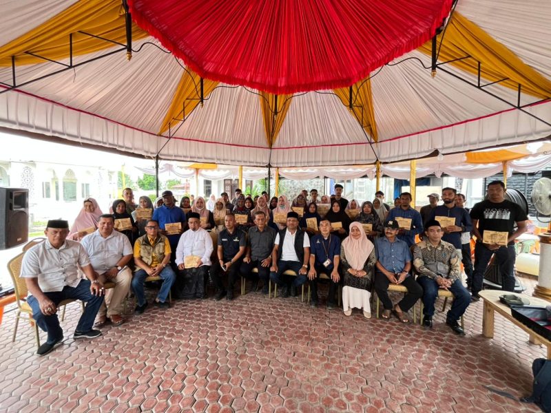 Bupati Bireuen, Ir Mukhlis ST bersama ahli waris korban banjir penerima santunan kematian di Gazebo pendopo, Sabtu (14/3)