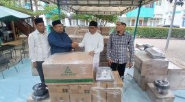 Dr H Amiruddin Idris SE MSi menyerahkan bantuan sound system lengkap kepada Imum Syiek Masjid secara simbolis, Selasa (10/3) sore.