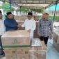 Dr H Amiruddin Idris SE MSi menyerahkan bantuan sound system lengkap kepada Imum Syiek Masjid secara simbolis, Selasa (10/3) sore.