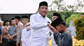 Bupati Bireuen, H Mukhlis ST menyerahkan santunan bagi anak yatim