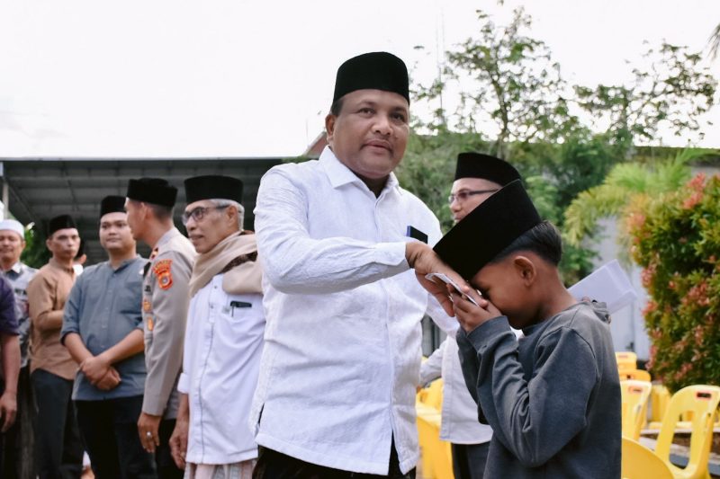 Bupati Bireuen, H Mukhlis ST menyerahkan santunan bagi anak yatim