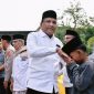 Bupati Bireuen, H Mukhlis ST menyerahkan santunan bagi anak yatim