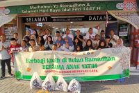 Keuchik Zulkarnen bersama perangkat Gampong Bireuen Meunasah Capa, mendampingi anak-anak yatim belanja pakaian hari raya di Suzuya Mall dari dana bantuan masyarakat, Sabtu (7/3) sore.