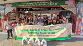 Keuchik Zulkarnen bersama perangkat Gampong Bireuen Meunasah Capa, mendampingi anak-anak yatim belanja pakaian hari raya di Suzuya Mall dari dana bantuan masyarakat, Sabtu (7/3) sore.