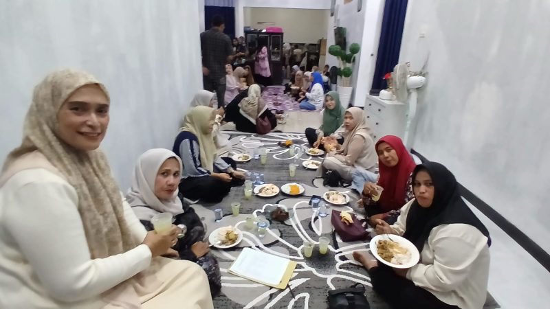 Anggota DPRK Bireuen, Husnidar Muhammad buka puasa bersama warga, Jum'at (6/3)
