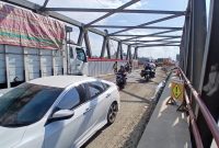 Lalulintas di jembatan bailey Kutablang, Kamis (12/3)