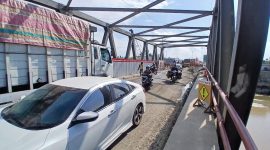 Lalulintas di jembatan bailey Kutablang, Kamis (12/3)