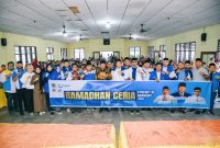 Anak-anak korban banjir dan longsor foto bersama Bupati Bireuen, H Mukhlis ST dan Ketua DPP KNPI serta pengurus organisasi kepemudaan itu, usai penyaluran bantuan tunai.