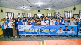 Anak-anak korban banjir dan longsor foto bersama Bupati Bireuen, H Mukhlis ST dan Ketua DPP KNPI serta pengurus organisasi kepemudaan itu, usai penyaluran bantuan tunai.