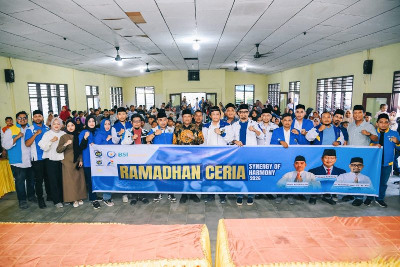 Anak-anak korban banjir dan longsor foto bersama Bupati Bireuen, H Mukhlis ST dan Ketua DPP KNPI serta pengurus organisasi kepemudaan itu, usai penyaluran bantuan tunai.