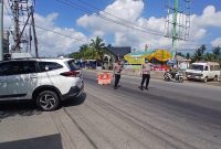 Komandan Pos Pengamanan (Danpospam) Ketupat Seulawah 2026 Polres Bireuen, Iptu M Rizal bersama Komandan Jaga (Kajaga) Iptu Zulkarnen mengatur lalulintas depan Pospam, Jumat (133) pagi.