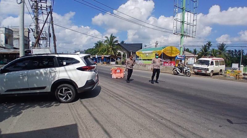 Komandan Pos Pengamanan (Danpospam) Ketupat Seulawah 2026 Polres Bireuen, Iptu M Rizal bersama Komandan Jaga (Kajaga) Iptu Zulkarnen mengatur lalulintas depan Pospam, Jumat (133) pagi.