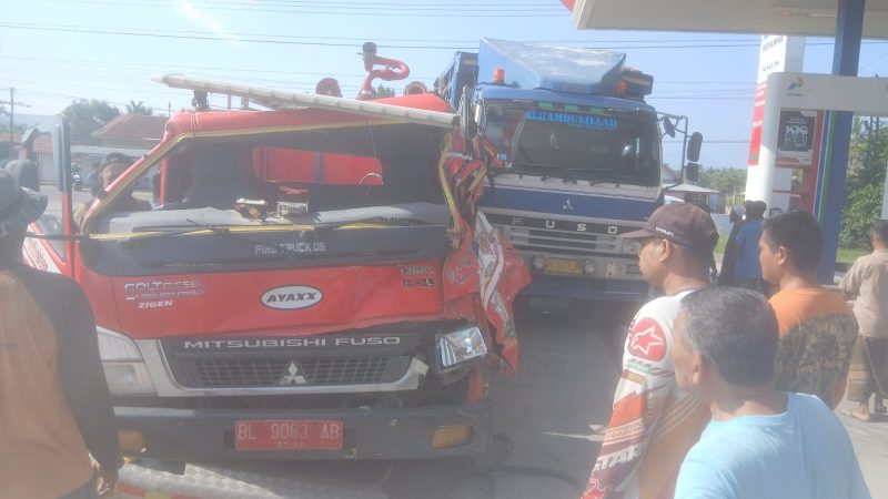 Mobil damkar dan truk yang terlibat kecelakaan di dalam SPBU, Minggu (8/3) pagi