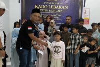 ORC Korda Aceh menyerahkan kado lebaran untuk anak yatim dan dhuafa di Kecamatan Samalanga, Kabupaten Bireuen, Selasa (10/3).