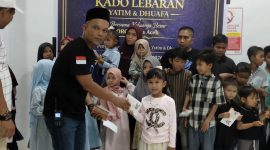 ORC Korda Aceh menyerahkan kado lebaran untuk anak yatim dan dhuafa di Kecamatan Samalanga, Kabupaten Bireuen, Selasa (10/3).