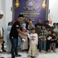 ORC Korda Aceh menyerahkan kado lebaran untuk anak yatim dan dhuafa di Kecamatan Samalanga, Kabupaten Bireuen, Selasa (10/3).