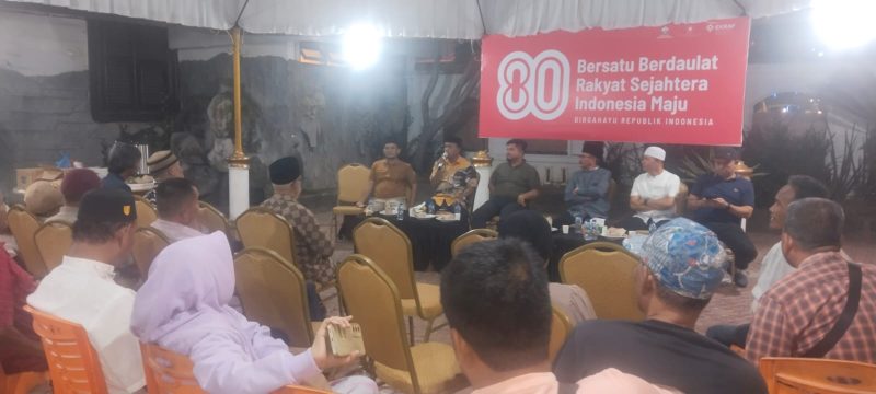 Pertemuan pers di Gazebo Pendopo Bupati Bireuen, Jum'at (13/3) malam