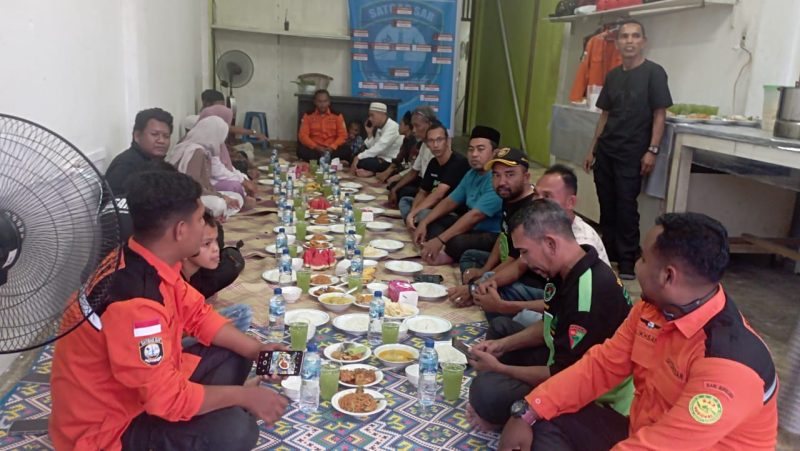Satgas SAR Bireuen menggelar peusijuk kantor sekretariat dirangkai buka puasa bersama dan santunan anak yatim, Senin (9/3) sore.