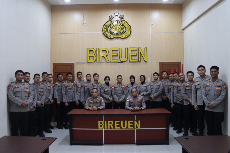 Mahasiswa STIK foto bersama menjelang berakhirnya pengabdian di Kabupaten Bireuen.