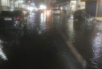 Air menggenangi ruas jalan di Kota Bireuen, Minggu (1/3) malam