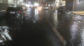 Air menggenangi ruas jalan di Kota Bireuen, Minggu (1/3) malam