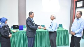 Rektor UNIKI Bireuen, Dr Zainuddin Iba SE MSi menyerahkan penghargaan dan pesangon kepada Dosen Purna Bakti Sutoyo SE MSi, di ruangan Telecoference Kampus UNIKI, Senin (2/3) pagi.