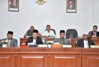 Ketua DPRK Bireuen, Juniadi SH dan Wakil Bupati Bireuen, Ir H Razuardi MT serta dua pimpinan DPRK, saat rapat paripurna, Senin (2/3)