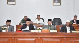 Ketua DPRK Bireuen, Juniadi SH dan Wakil Bupati Bireuen, Ir H Razuardi MT serta dua pimpinan DPRK, saat rapat paripurna, Senin (2/3)