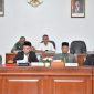 Ketua DPRK Bireuen, Juniadi SH dan Wakil Bupati Bireuen, Ir H Razuardi MT serta dua pimpinan DPRK, saat rapat paripurna, Senin (2/3)