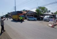 Petugas mengarahkan mobil pribadi dari arah timur jembatan kutablang untuk melintasi jalur alternatif, melewati jembatan Awe Geutah