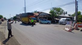 Petugas mengarahkan mobil pribadi dari arah timur jembatan kutablang untuk melintasi jalur alternatif, melewati jembatan Awe Geutah