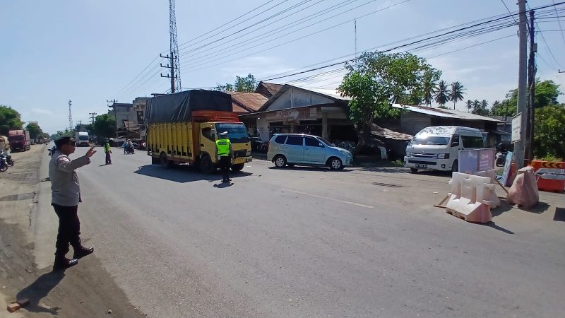 Petugas mengarahkan mobil pribadi dari arah timur jembatan kutablang untuk melintasi jalur alternatif, melewati jembatan Awe Geutah