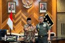 Bupati Bireuen, H Mukhlis ST bersama Kepala Staf Angkatan Darat (Kasad) TNI, Jenderal TNI Maruli Simanjuntak