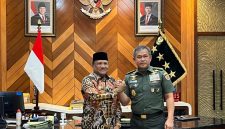 Bupati Bireuen, H Mukhlis ST bersama Kepala Staf Angkatan Darat (Kasad) TNI, Jenderal TNI Maruli Simanjuntak