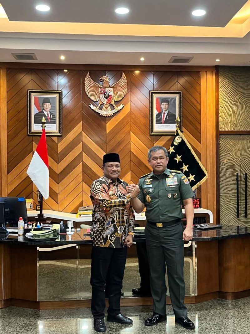 Bupati Bireuen, H Mukhlis ST bersama Kepala Staf Angkatan Darat (Kasad) TNI, Jenderal TNI Maruli Simanjuntak