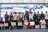 Bupati Bireuen, H Mukhlis ST dan Menko PMK, Pratikno foto bersama usai menyerahkan bantuan stimulan bagi korban bencana di Bireuen, Selasa (3/3)