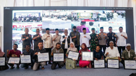 Bupati Bireuen, H Mukhlis ST dan Menko PMK, Pratikno foto bersama usai menyerahkan bantuan stimulan bagi korban bencana di Bireuen, Selasa (3/3)