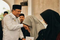 Bupati Bireuen, H Mukhlis ST menyerahkan santunan bagi anak yatim dari sumber gaji pribadi, Selasa (3/3)