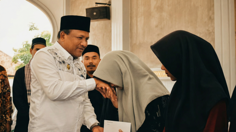 Bupati Bireuen, H Mukhlis ST menyerahkan santunan bagi anak yatim dari sumber gaji pribadi, Selasa (3/3)