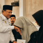 Bupati Bireuen, H Mukhlis ST menyerahkan santunan bagi anak yatim dari sumber gaji pribadi, Selasa (3/3)