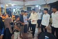 Bupati Bireuen, H Mukhlis ST sedang menyerahkan santunan kepada anak yatim, Rabu (18/3) sore.